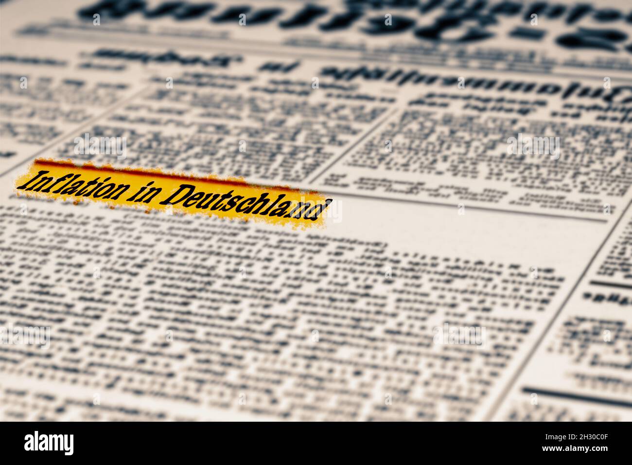 Eine deutsche Zeitung und Schlagzeile Inflation in Deutschland Stockfoto