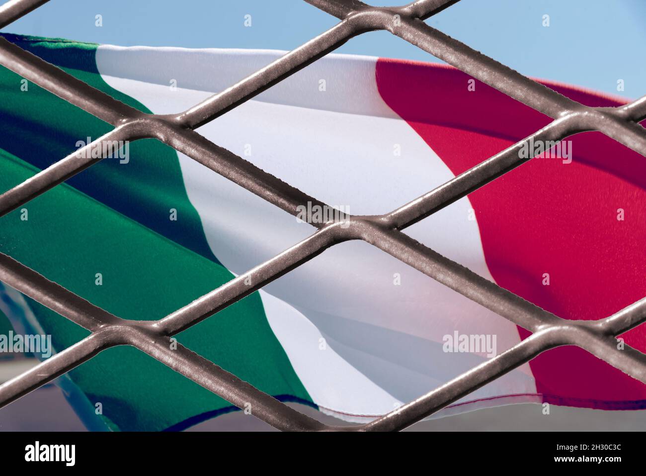Flagge Italiens und ein Zaun Stockfoto