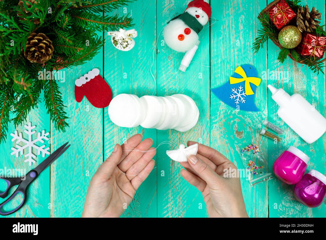 Erstellen Kind Weihnachten Geschenk Spielzeug kleiner Engel in  Weihnachtsbaum Dekorationen. Schere, Wattepads, Nähen auf einem Holztisch.  Kinderkunstprojekt, n Stockfotografie - Alamy
