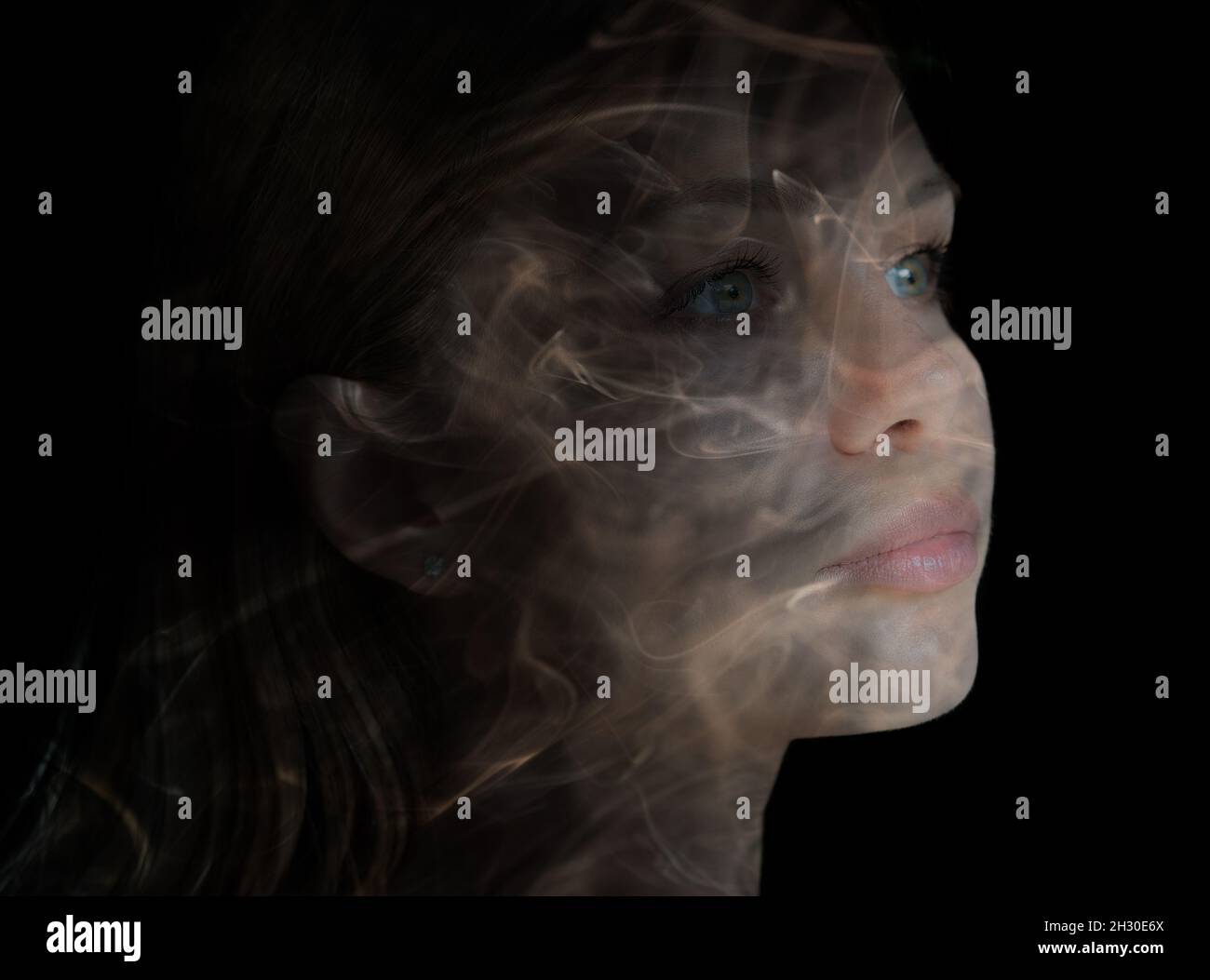 Doppelbelichtungs-Porträt einer attraktiven Frau kombiniert mit einem Foto eines Rauchs Stockfoto