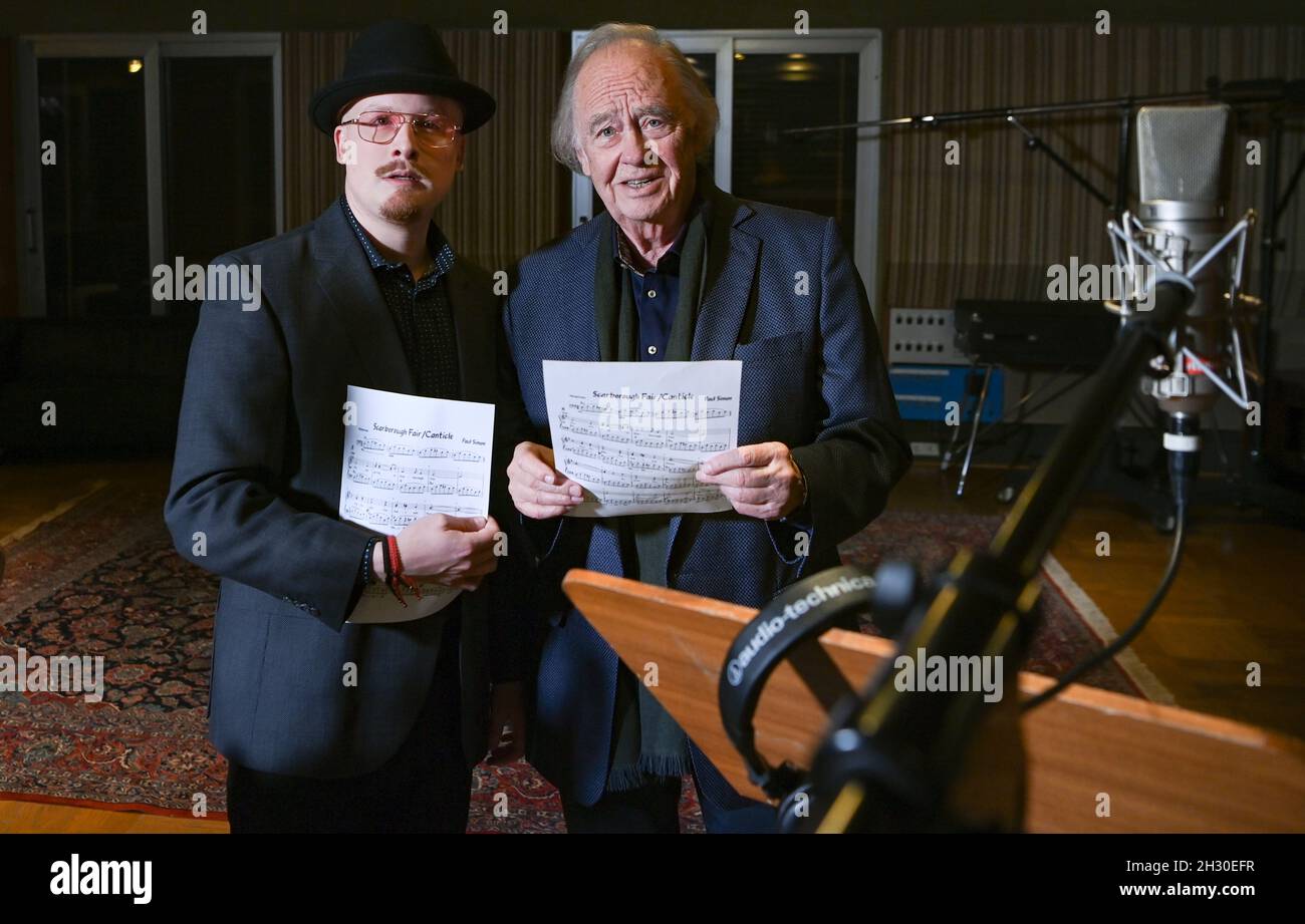 Berlin Deutschland Oktober 2021 Der Musiker Art Garfunkel Jr L Sohn Von Art Garfunkel Senior Der Als Sanger Des Duos Simon Garfunkel Beruhmt Wurde Steht Mit Der Opernsangerin Rene Kollo Anlasslich