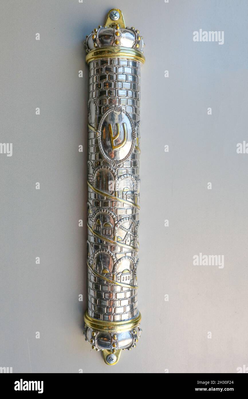 Mezuzah - jüdischer Türhüter. Mezuzah hängt am Türrahmen. Stockfoto