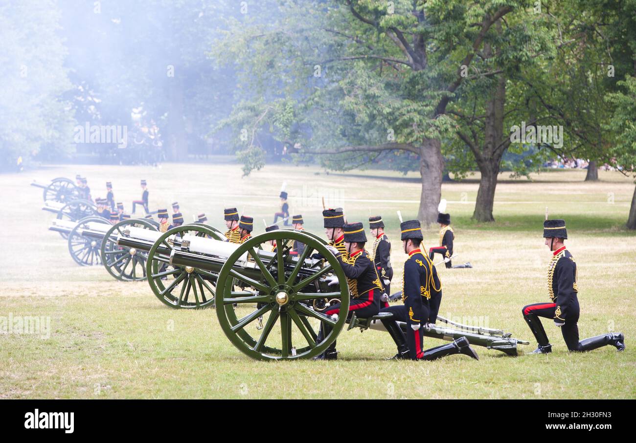 Honourable Artillery Company (HAC) City of London Reserve Regiment, feuern einen Waffensalut 41, um die Geburt des neuen Babys des Herzogs und der Herzogin von Cambridge, Green Park - London, zu markieren Stockfoto