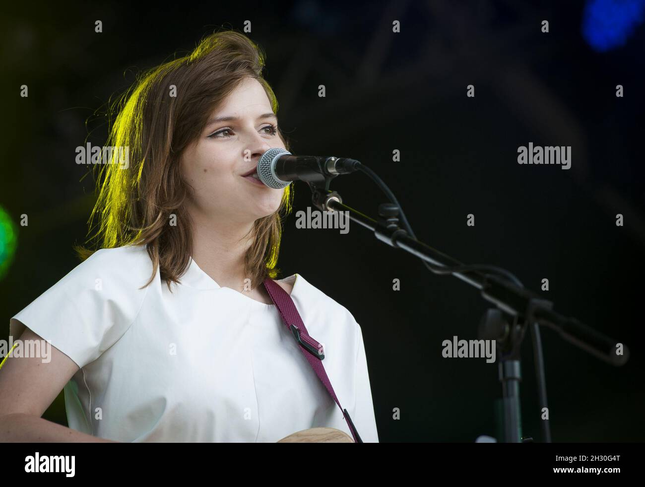 Gabrielle Aplin spielt live auf der Bühne am 2. Tag des Camp Beestival, Lulworth Castle, Dorset Stockfoto