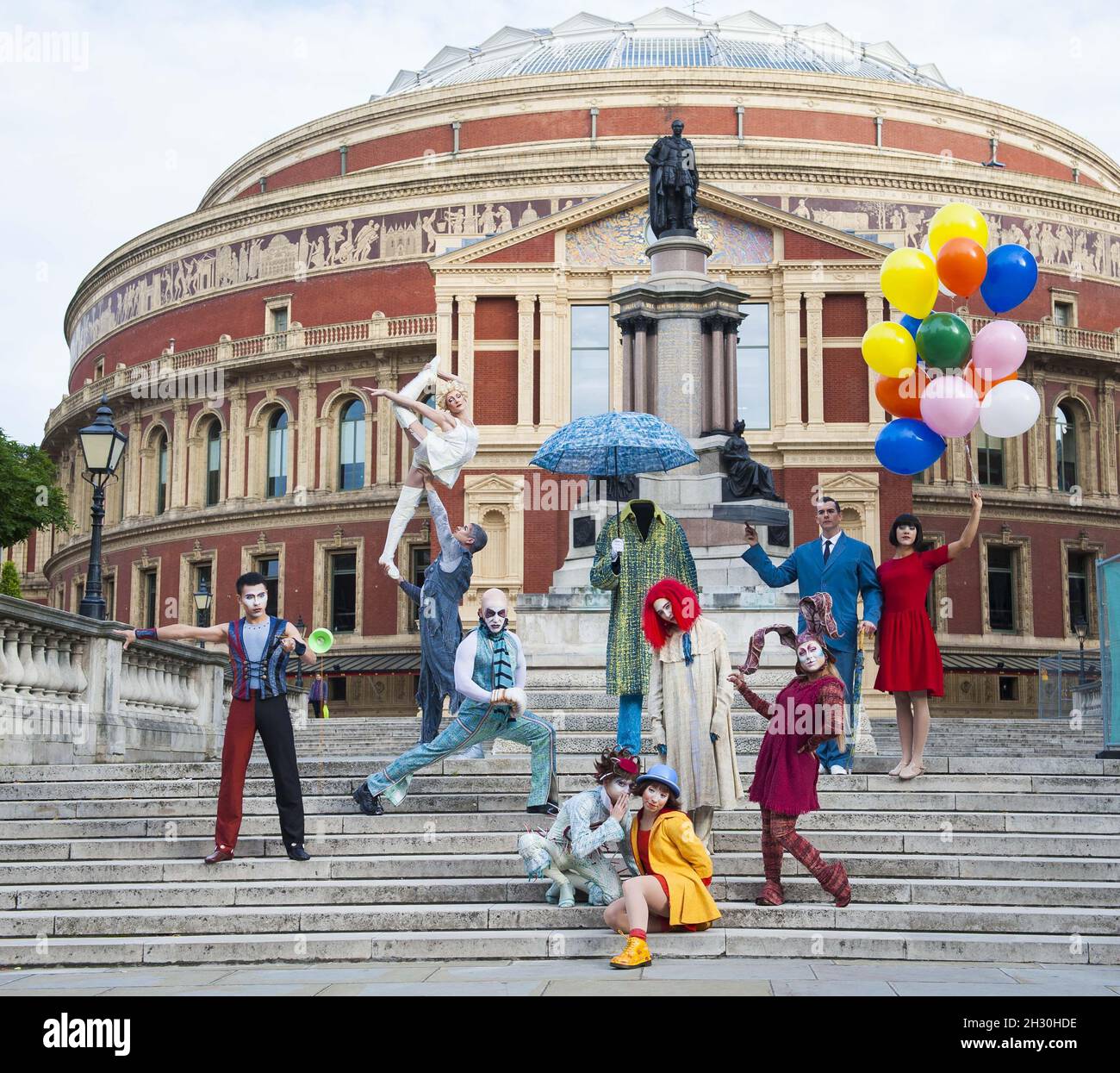 Mitglieder des Cirque Du Soleil nehmen an einer Fotoausstellung Teil, die für die neue Show „Quidam“ vor der Royal Albert Hall in London wirbt. Stockfoto