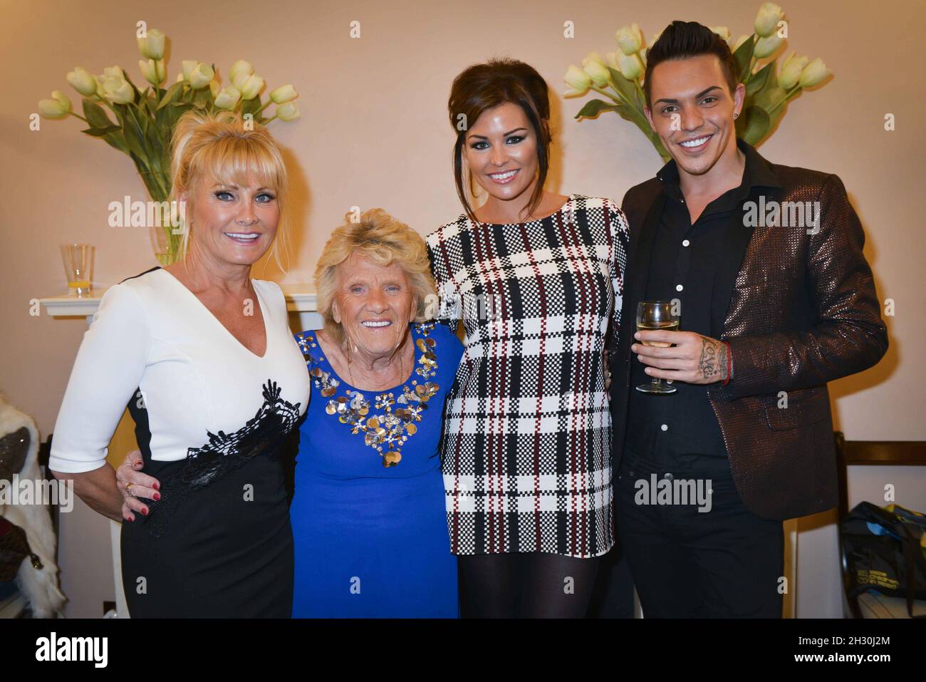 Carol Wright, Nanny Pat, Jessica Wright und Bobby Cole Norris besuchen Charlie and the Chocolate Factory die Kindergala des Musicals Children in Need am 7. November 2013 im Theatre Royal, Drury Lane, London. Stockfoto