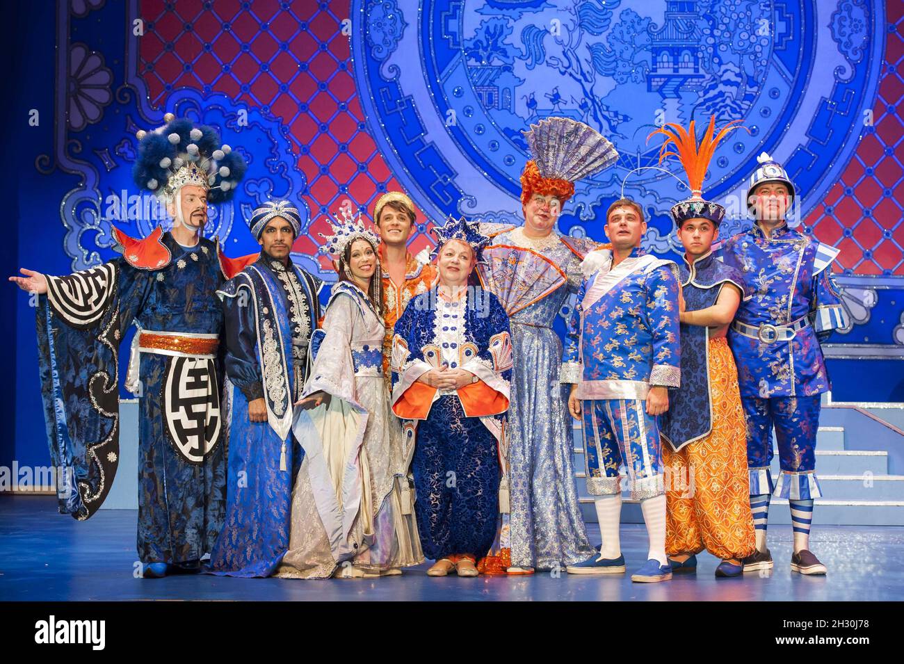 Aladdin-Darsteller, darunter Jo Brand (Genie of the Ring) und Matthew Kelly (Widow Twandy) auf der Bühne während des Aladdin-Fotoanrufs im Wimbledon Theatre, Wimbledon in London. Stockfoto