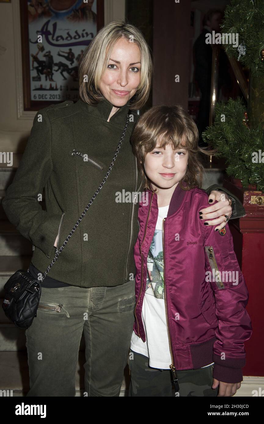 Natalie Appleton und Sohn nehmen an der Eröffnungsnacht von Aladdin im Wimbledon Theatre in London Teil. Stockfoto