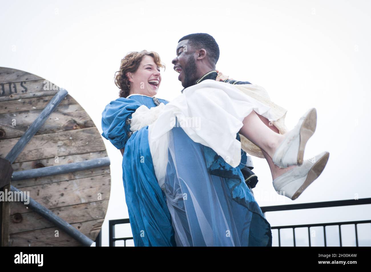 Jessie Buckley (Belvedera) und Ashley Zhangazha (Jaffier) Proben in Paynes und Borthwick Wharf - London die Zuschauergilde-Produktion von Venice Pedigers Stockfoto