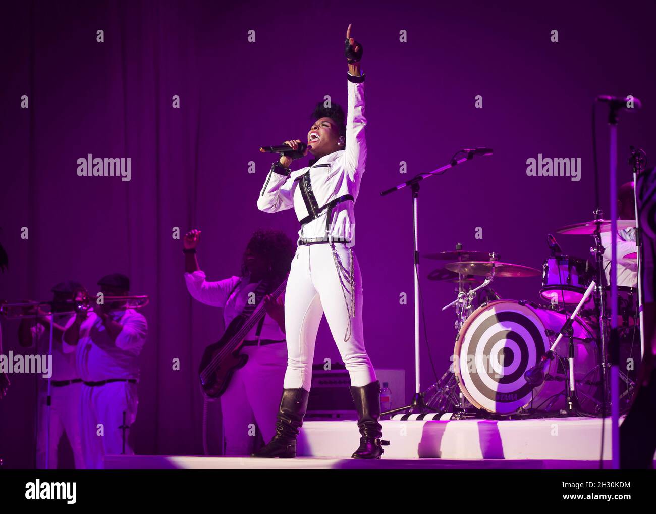 Janelle Monae spielt live auf der Bühne der O2 Brixton Academy - London Stockfoto
