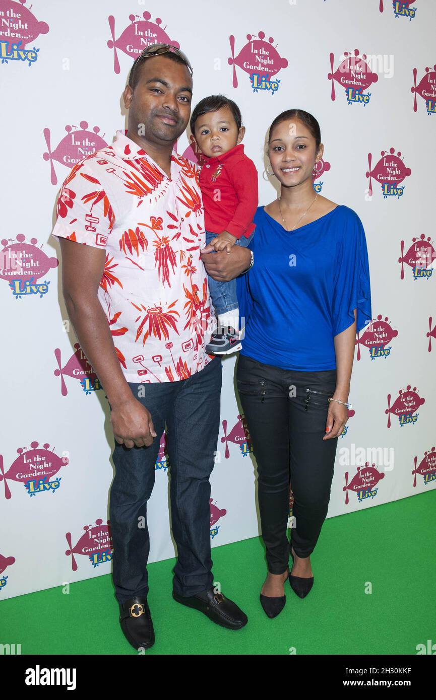 Sergeant Johnson Beharry VC und Familie besuchen die Night Garden Live Premiere im O2 Greenwich, London. Stockfoto