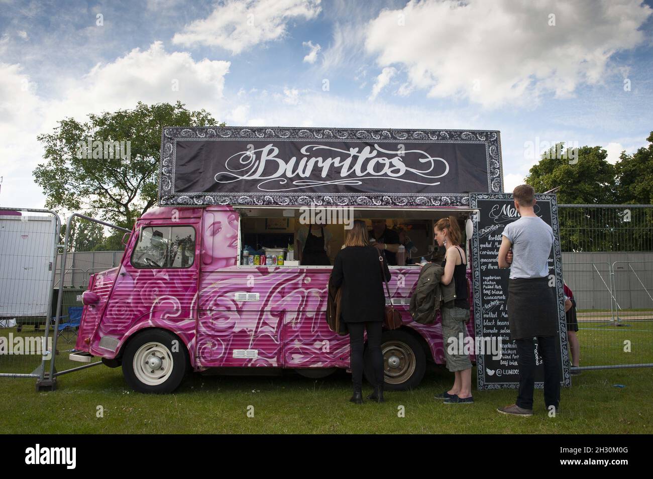 Allgemeiner Blick auf einen BurritoImbissstand am ersten Tag des Field