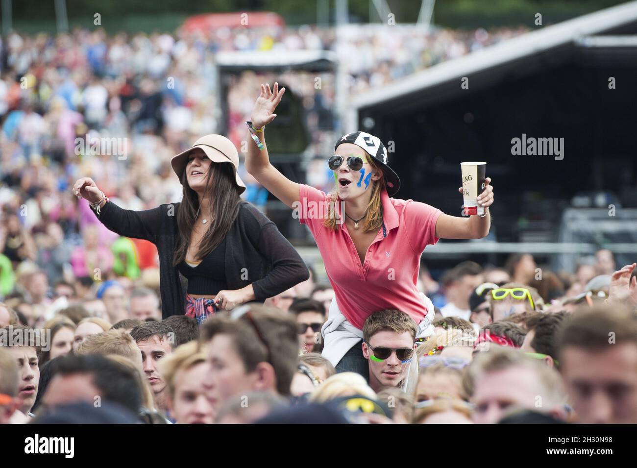 Festivalbesucher am 2. Tag des V Festival 2014, Hylands Park in Chelmsford, Essex. Stockfoto