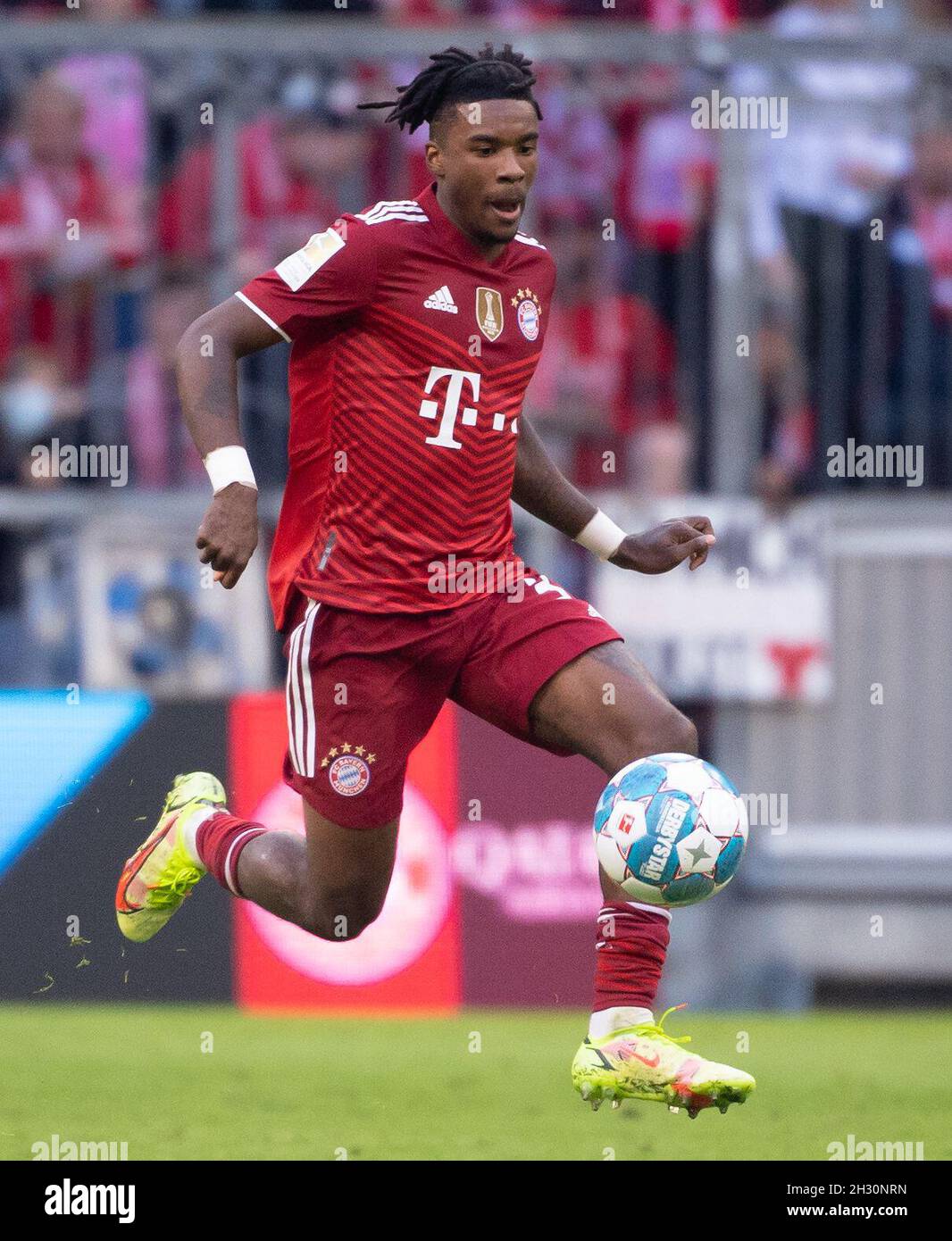 München, Deutschland. Oktober 2021. Fußball: Bundesliga, Bayern München - TSG 1899 Hoffenheim, Matchday 9 in der Allianz Arena. Omar Richards aus München spielt den Ball. Kredit: Sven Hoppe/dpa - WICHTIGER HINWEIS: Gemäß den Bestimmungen der DFL Deutsche Fußball Liga und/oder des DFB Deutscher Fußball-Bund ist es untersagt, im Stadion und/oder vom Spiel aufgenommene Fotos in Form von Sequenzbildern und/oder videoähnlichen Fotoserien zu verwenden oder zu verwenden./dpa/Alamy Live News Stockfoto