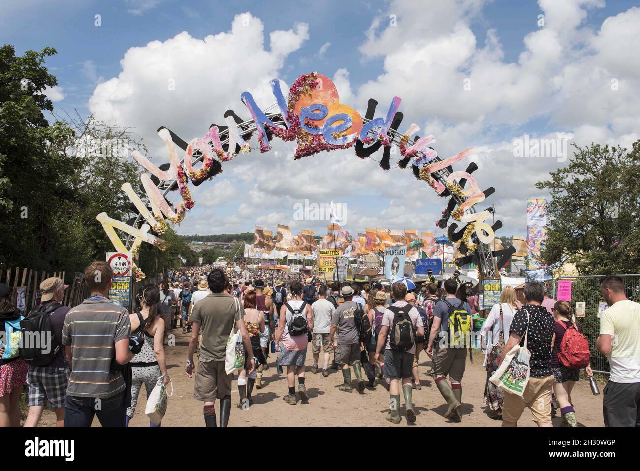 Festivalbesucher wandern am 3. Tag des Glastonbury-Festivals 2015, Worthy Farm, Somerset, über das Glastonbury-Gelände. Stockfoto