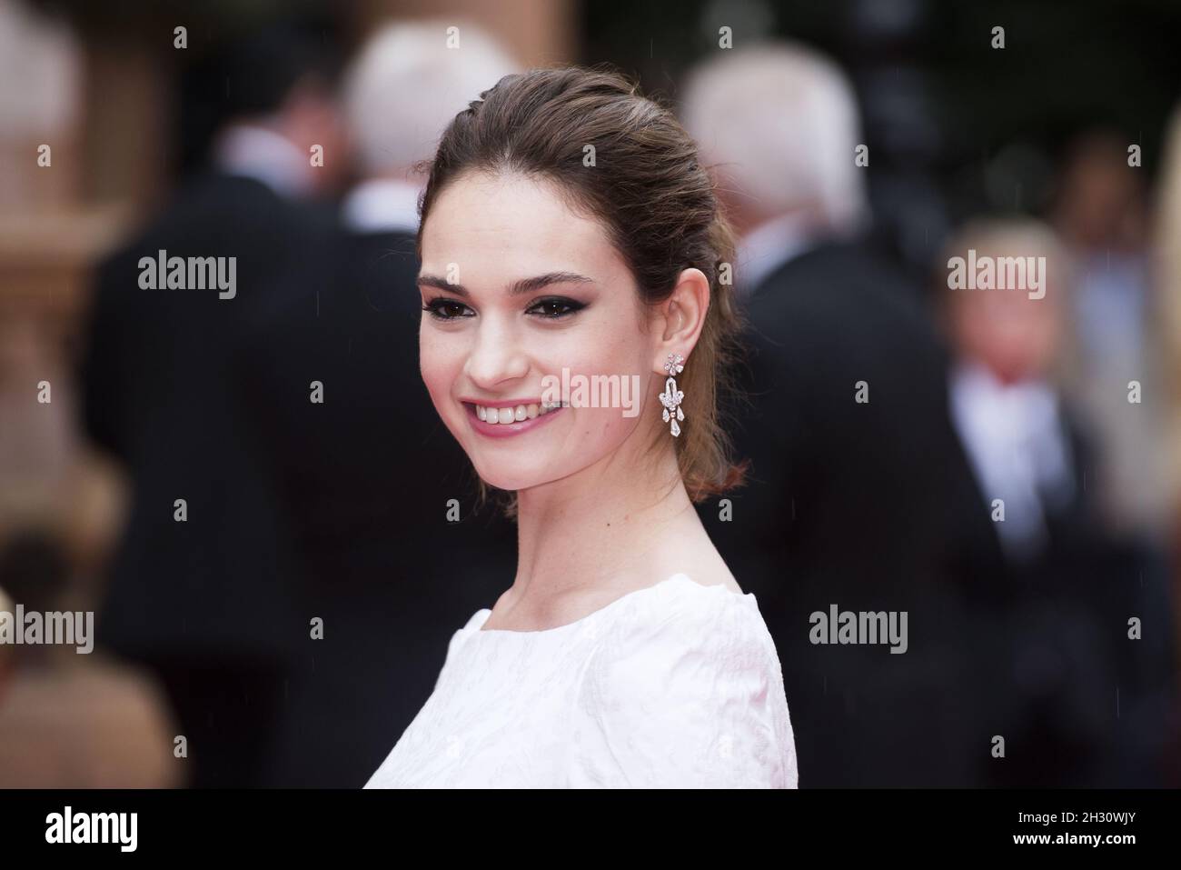 Lily James kommt bei der BAFTA Downton Abbey-Festa im Richmond Theatre - London an Stockfoto