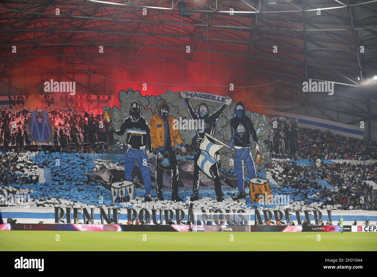 Marseille, Frankreich, 24. Oktober 2021. Das Spiel Marseille gegen Paris Saint-Germain wurde wegen Zwischenfällen mit OM-Fans zweimal kurz angehalten, nachdem beide Teams in einer unterhaltsamen ersten Halbzeit Tore verwehrt hatten. Das Spiel wurde drei Minuten lang unterbrochen, als die Fans Objekte auf den Platz an einer Ecke warfen und Marseille unter Druck gesetzt hatten, nachdem sie nach einem Massenproblem in einem Spiel gegen Angers einen gesperrten Punkteabzug erhalten hatten. Marseille, Frankreich, 24. Oktober 2021. Foto von Loic Baratoux/ABACAPRESS.COM Stockfoto