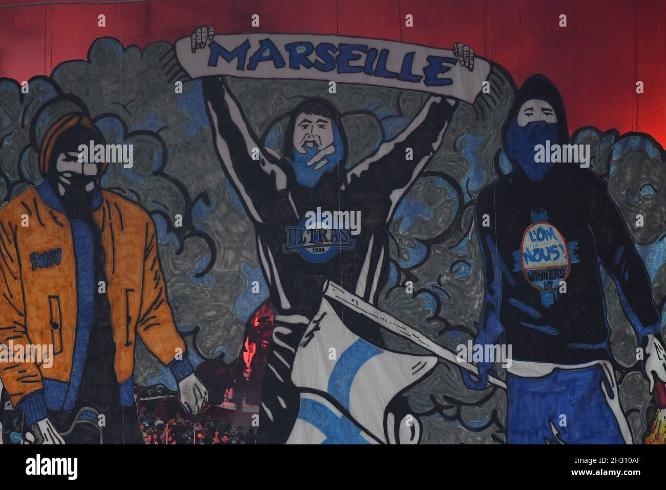 Marseille, Frankreich, 24. Oktober 2021. Das Spiel Marseille gegen Paris Saint-Germain wurde wegen Zwischenfällen mit OM-Fans zweimal kurz angehalten, nachdem beide Teams in einer unterhaltsamen ersten Halbzeit Tore verwehrt hatten. Das Spiel wurde drei Minuten lang unterbrochen, als die Fans Objekte auf den Platz an einer Ecke warfen und Marseille unter Druck gesetzt hatten, nachdem sie nach einem Massenproblem in einem Spiel gegen Angers einen gesperrten Punkteabzug erhalten hatten. Marseille, Frankreich, 24. Oktober 2021. Foto von Christian Liewig/ABACAPRESS.COM Stockfoto