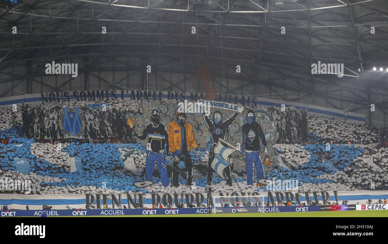Marseille, Frankreich, 24. Oktober 2021. Das Spiel Marseille gegen Paris Saint-Germain wurde wegen Zwischenfällen mit OM-Fans zweimal kurz angehalten, nachdem beide Teams in einer unterhaltsamen ersten Halbzeit Tore verwehrt hatten. Das Spiel wurde drei Minuten lang unterbrochen, als die Fans Objekte auf den Platz an einer Ecke warfen und Marseille unter Druck gesetzt hatten, nachdem sie nach einem Massenproblem in einem Spiel gegen Angers einen gesperrten Punkteabzug erhalten hatten. Marseille, Frankreich, 24. Oktober 2021. Foto von Loic Baratoux/ABACAPRESS.COM Stockfoto