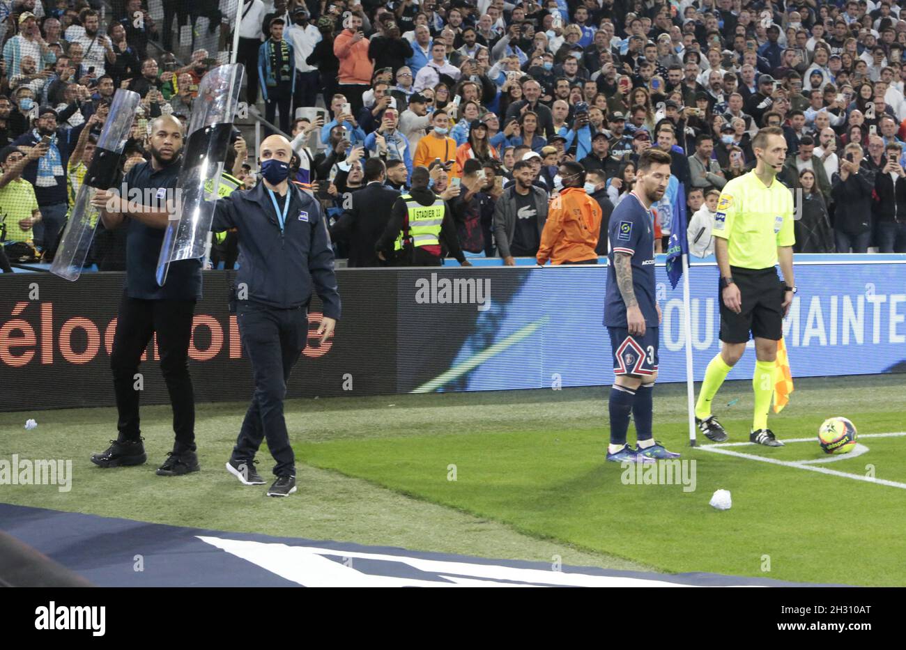 Marseille, Frankreich, 24. Oktober 2021. Das Spiel Marseille gegen Paris Saint-Germain wurde wegen Zwischenfällen mit OM-Fans zweimal kurz angehalten, nachdem beide Teams in einer unterhaltsamen ersten Halbzeit Tore verwehrt hatten. Das Spiel wurde drei Minuten lang unterbrochen, als die Fans Objekte auf den Platz an einer Ecke warfen und Marseille unter Druck gesetzt hatten, nachdem sie nach einem Massenproblem in einem Spiel gegen Angers einen gesperrten Punkteabzug erhalten hatten. Marseille, Frankreich, 24. Oktober 2021. Foto von Patrick Aventurier/ABACAPRESS.COM Stockfoto