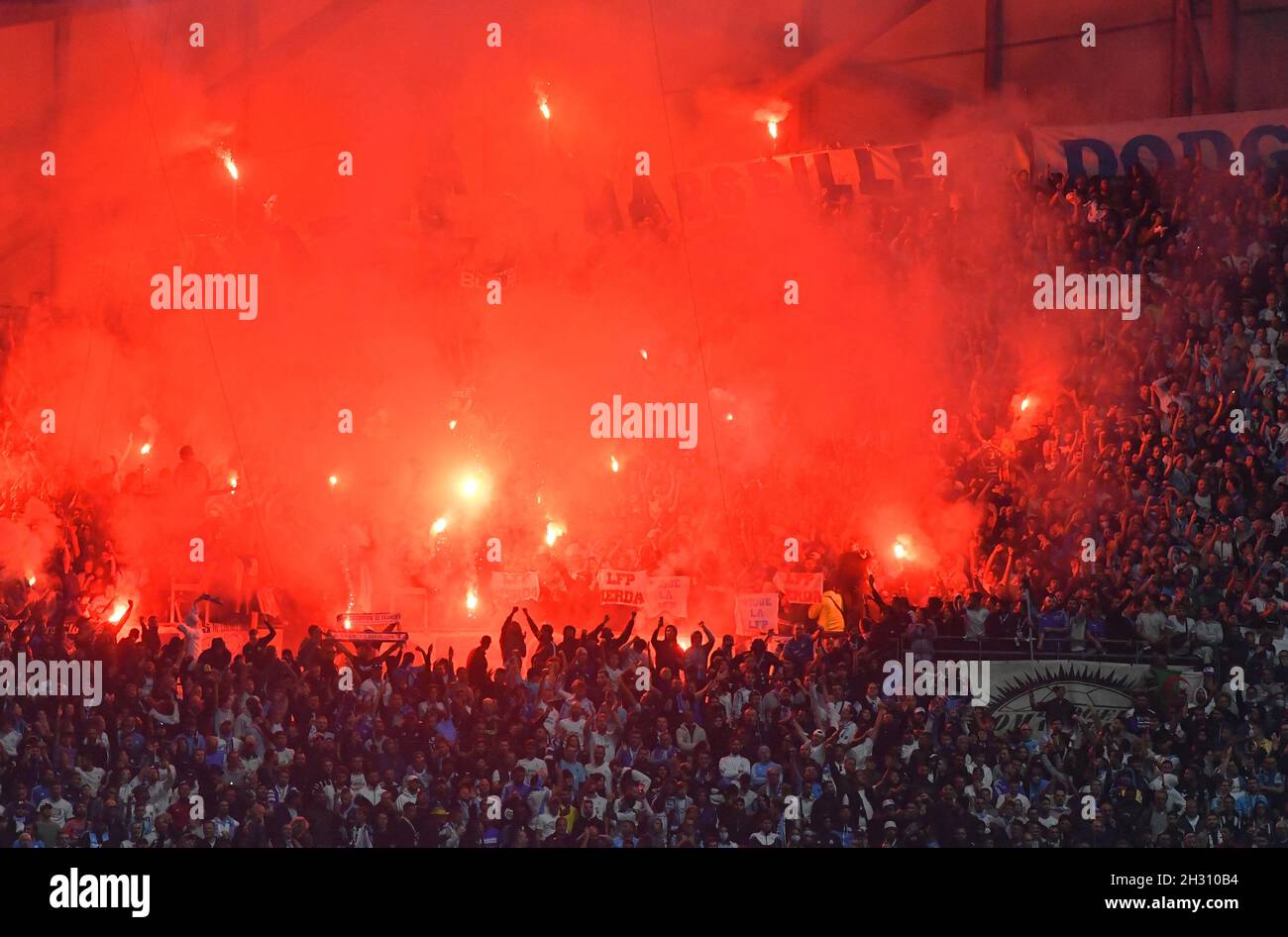 Marseille, Frankreich, 24. Oktober 2021. Das Spiel Marseille gegen Paris Saint-Germain wurde wegen Zwischenfällen mit OM-Fans zweimal kurz angehalten, nachdem beide Teams in einer unterhaltsamen ersten Halbzeit Tore verwehrt hatten. Das Spiel wurde drei Minuten lang unterbrochen, als die Fans Objekte auf den Platz an einer Ecke warfen und Marseille unter Druck gesetzt hatten, nachdem sie nach einem Massenproblem in einem Spiel gegen Angers einen gesperrten Punkteabzug erhalten hatten. Marseille, Frankreich, 24. Oktober 2021. Foto von Christian Liewig/ABACAPRESS.COM Stockfoto