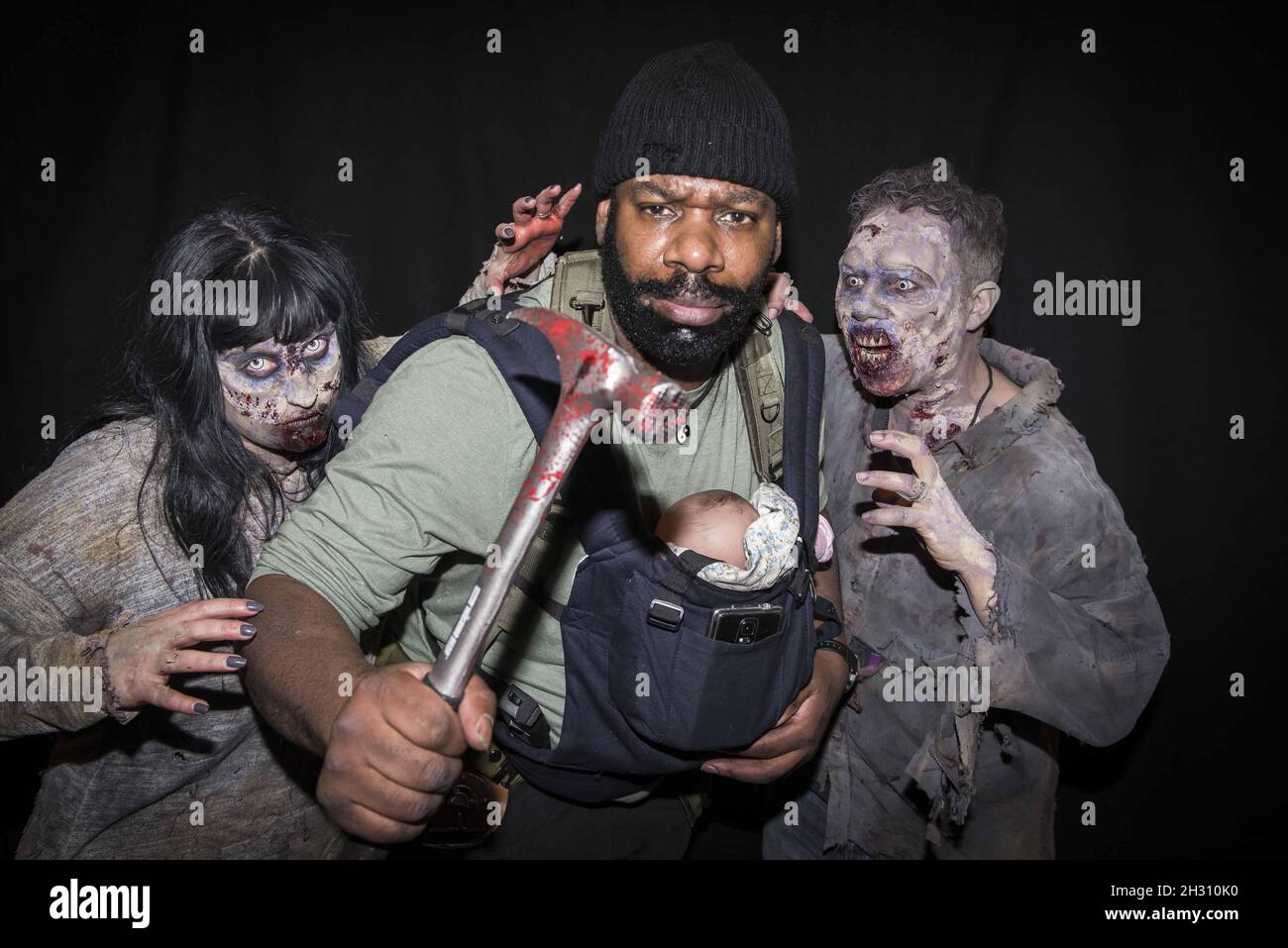 COS-Spieler, die als Walking Dead-Figuren gekleidet sind, waren im Walker Stalker London 2016 in Olympia - London zu sehen Stockfoto