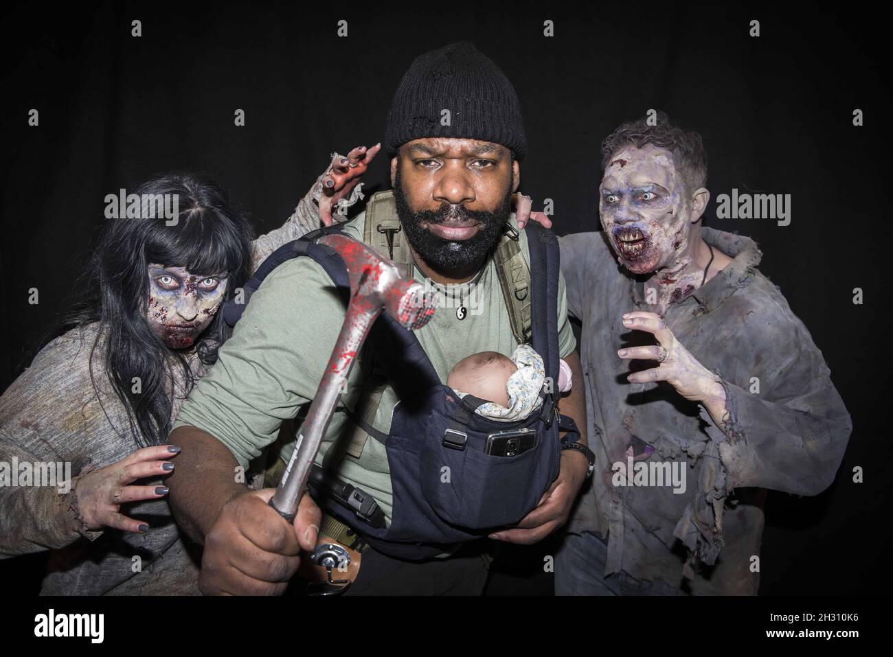 COS-Spieler, die als Walking Dead-Figuren gekleidet sind, waren im Walker Stalker London 2016 in Olympia - London zu sehen Stockfoto