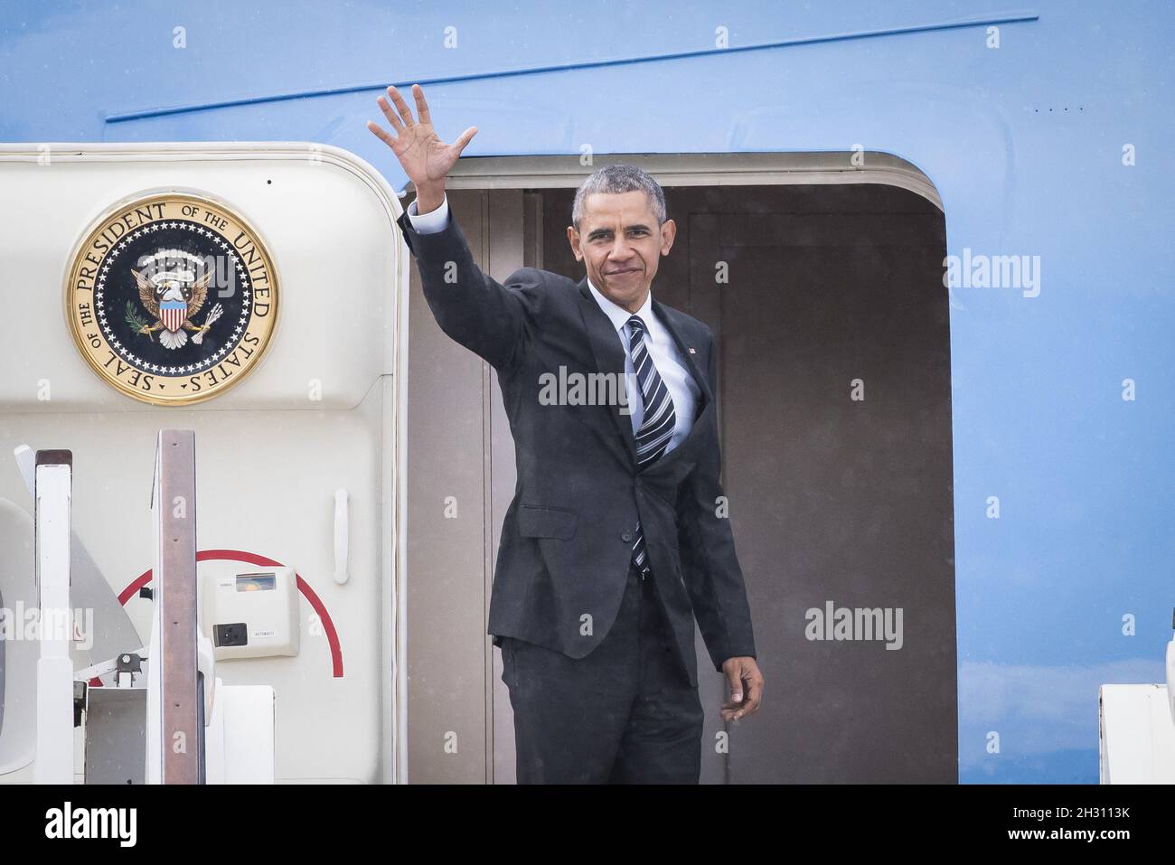 US-Präsident Barack Obama winkt, als er nach seinem Besuch in Großbritannien vom Flughafen London-Stansted abreist. Stockfoto