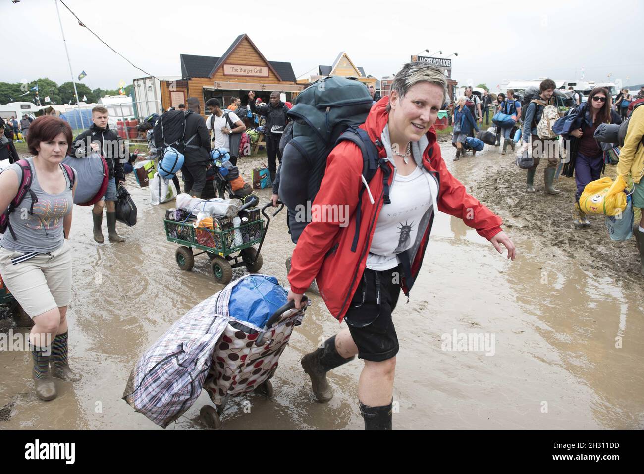 Festivalbesucher kommen vor Ort beim Glastonbury Festival 2016, Worthy Farm - Somerset an Stockfoto