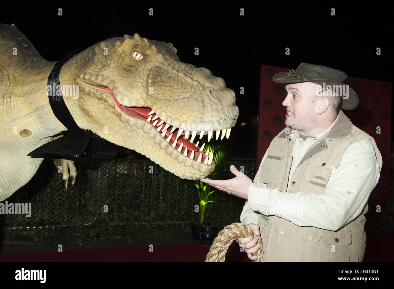 Riesiger T-Rex auf dem roten Teppich im Jurassic Park Live Opening Night in der Royal Albert Hall, London. Bilddatum: Donnerstag, 3. November 2016. Bildnachweis sollte lauten: DavidJensen/EMPICS Entertainment Stockfoto