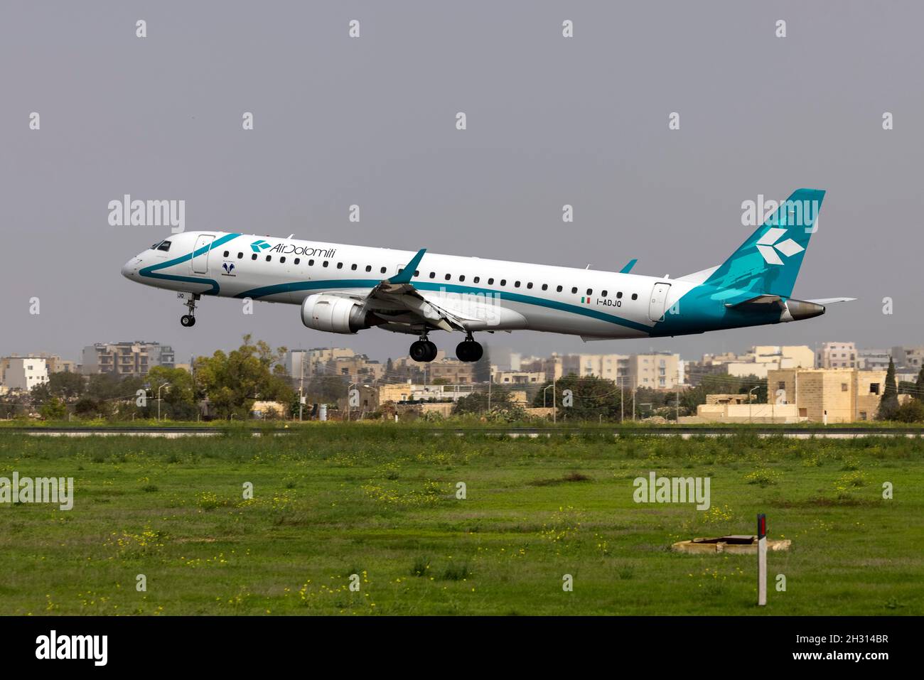 Air Dolomiti Embraer 195LR (ERJ-190-200LR) (REG: I-ADJQ), die einen Lufthansa-Flug ab München betreibt. Stockfoto