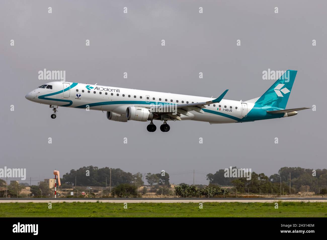 Air Dolomiti Embraer 195LR (ERJ-190-200LR) (REG: I-ADJQ), die einen Lufthansa-Flug ab München betreibt. Stockfoto