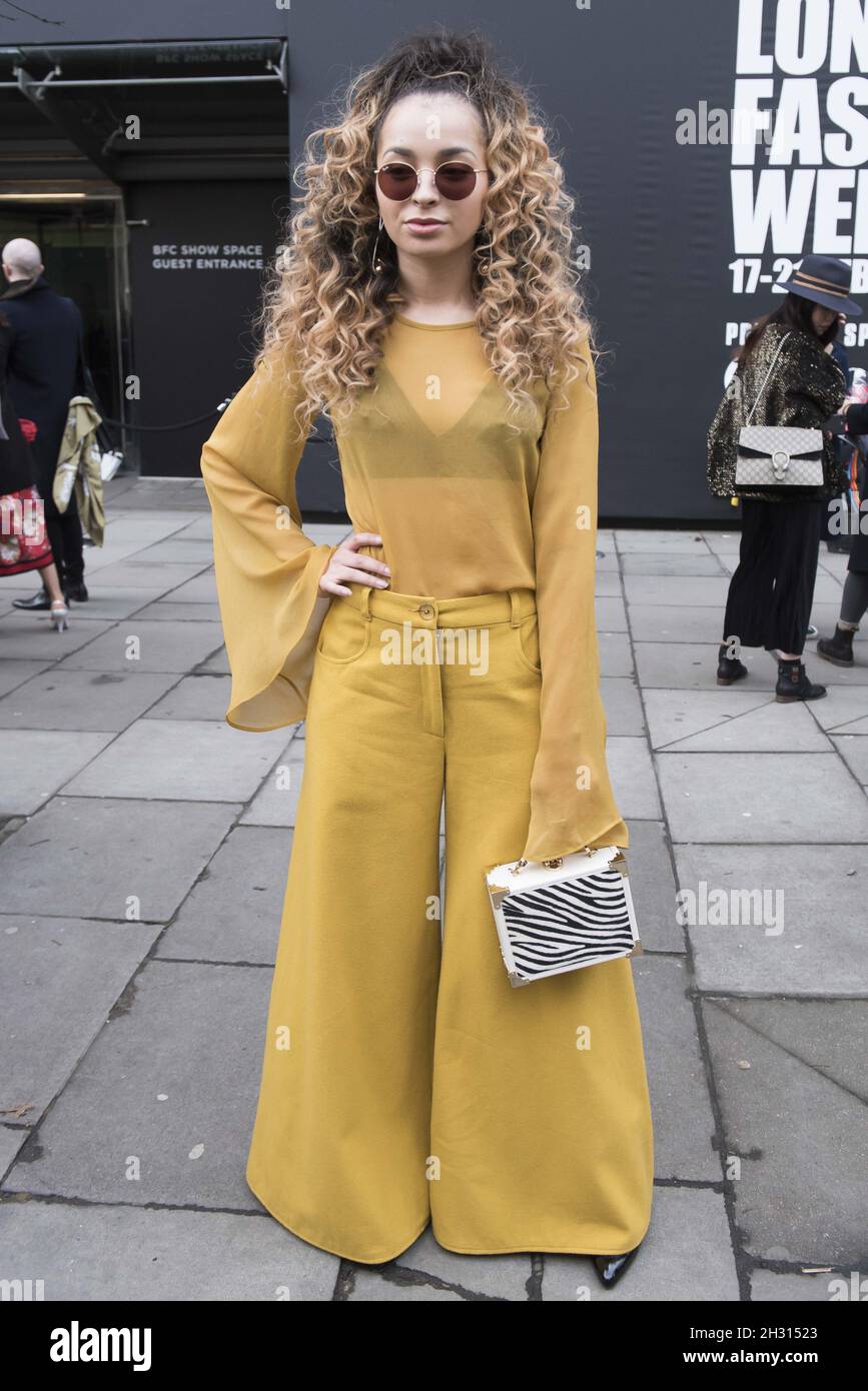 Ella Eyre während der London Fashion Week Herbst/Winter 2017 in London. Bilddatum: Freitag, 17. Februar 2017. Bildnachweis sollte lauten: â© DavidJensen/EMPICS Entertainment Stockfoto