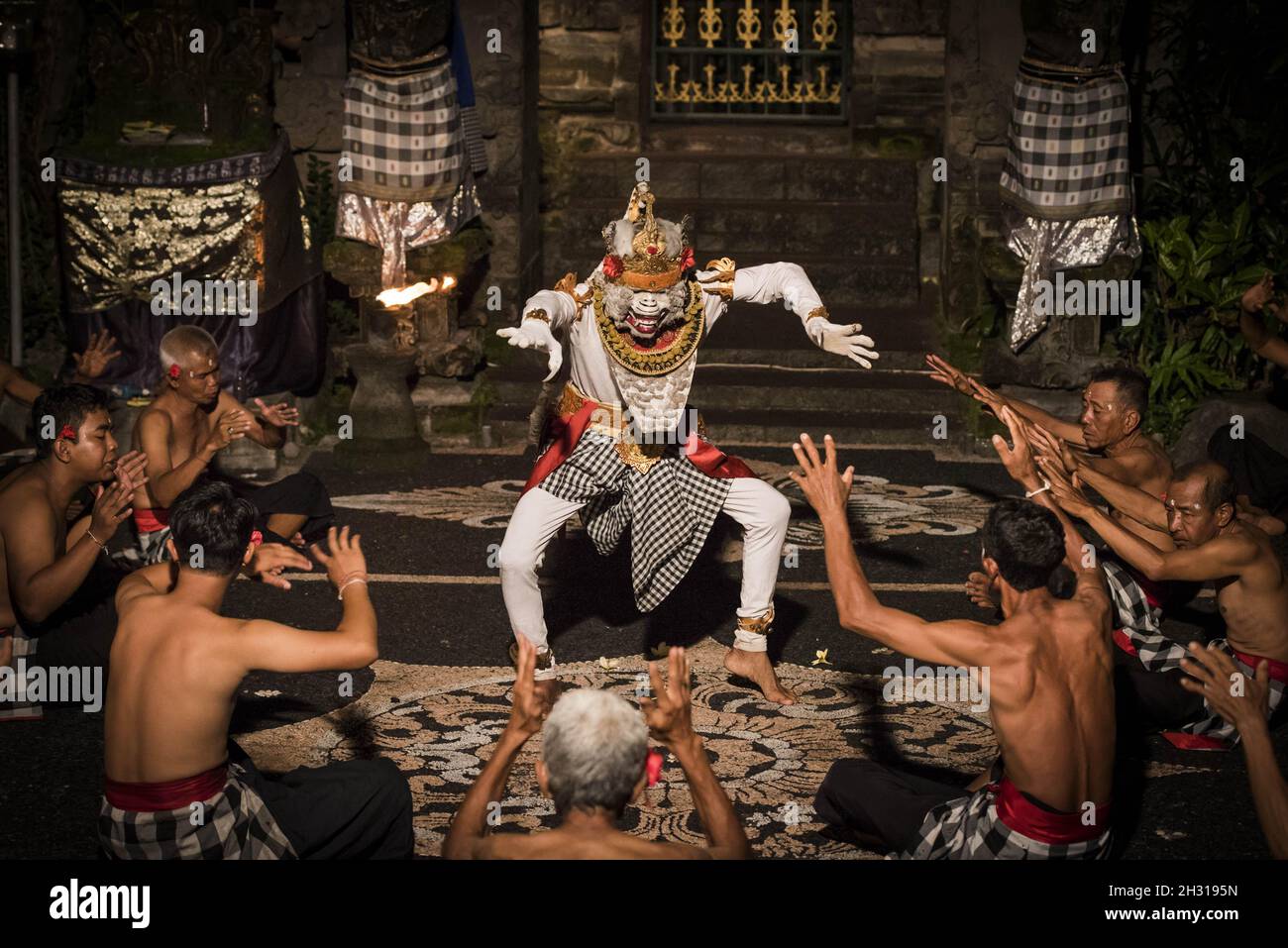 Traditioneller indonesischer Tanz in Bali, Indonesien. Bilddatum: Freitag, 15th. Dezember 2017. Bildnachweis sollte lauten: David Jensen/ EMPICS Entertainment Stockfoto