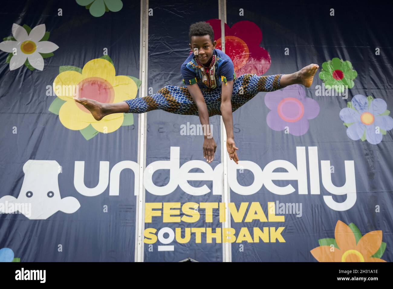 Akrobatin vom Circus Abessinia tritt während einer Fotoschau auf dem Underbelly Festival Site auf der Southbank, London, auf. Bilddatum: Dienstag, 10. April 2018. Bildnachweis sollte lauten: David Jensen/EMPICS Entertainment Stockfoto