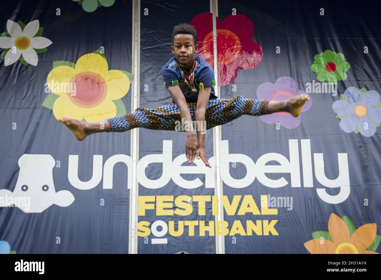 Akrobatin vom Circus Abessinia tritt während einer Fotoschau auf dem Underbelly Festival Site auf der Southbank, London, auf. Bilddatum: Dienstag, 10. April 2018. Bildnachweis sollte lauten: David Jensen/EMPICS Entertainment Stockfoto