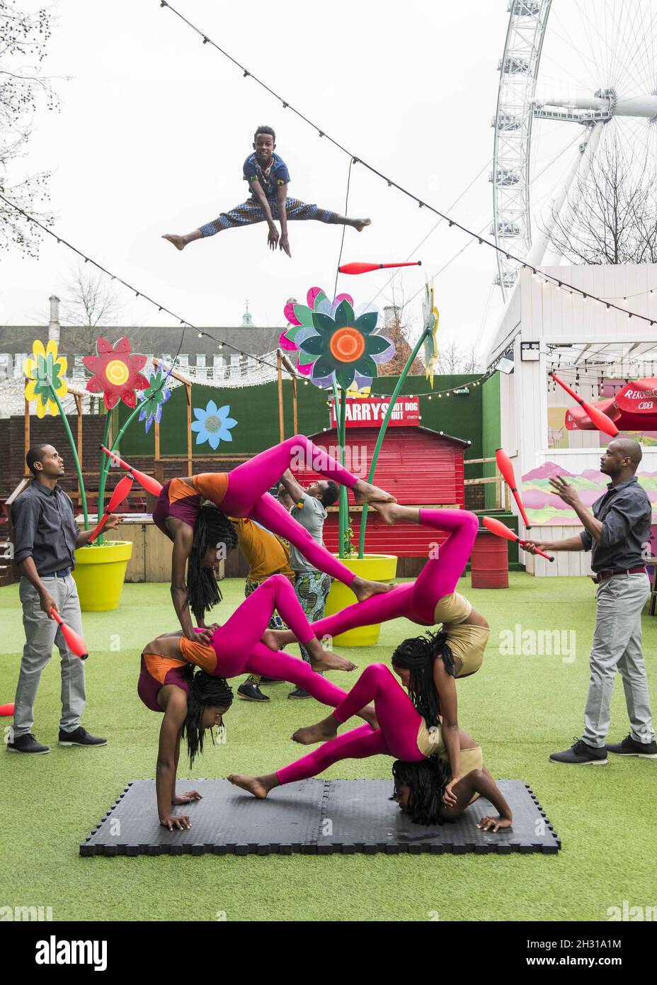 Akrobaten vom Circus Abessinia treten während einer Fotoschau auf dem Underbelly Festival Site auf der Southbank, London. Bilddatum: Dienstag, 10. April 2018. Bildnachweis sollte lauten: David Jensen/EMPICS Entertainment Stockfoto