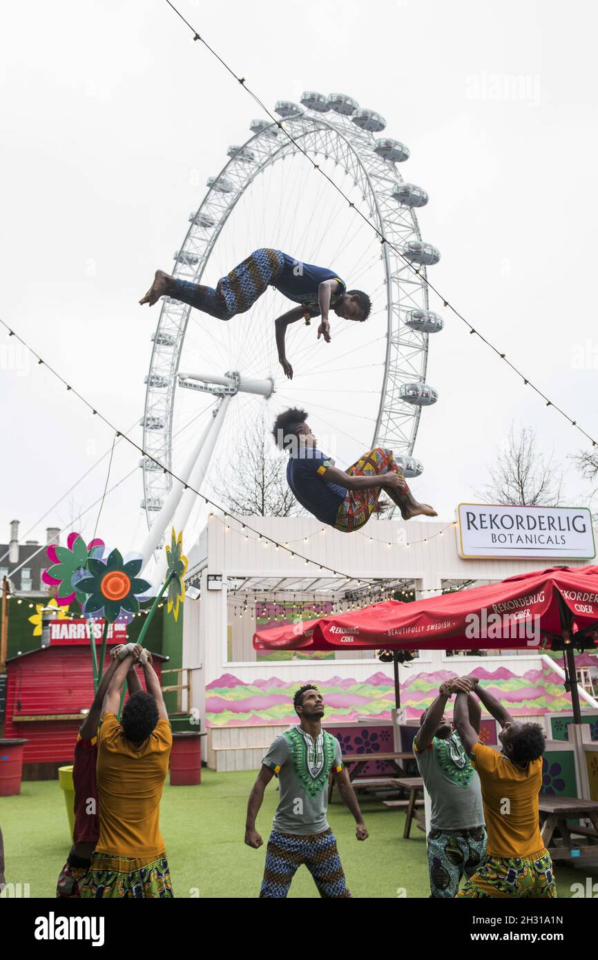 Akrobaten vom Circus Abessinia treten während einer Fotoschau auf dem Underbelly Festival Site auf der Southbank, London. Bilddatum: Dienstag, 10. April 2018. Bildnachweis sollte lauten: David Jensen/EMPICS Entertainment Stockfoto