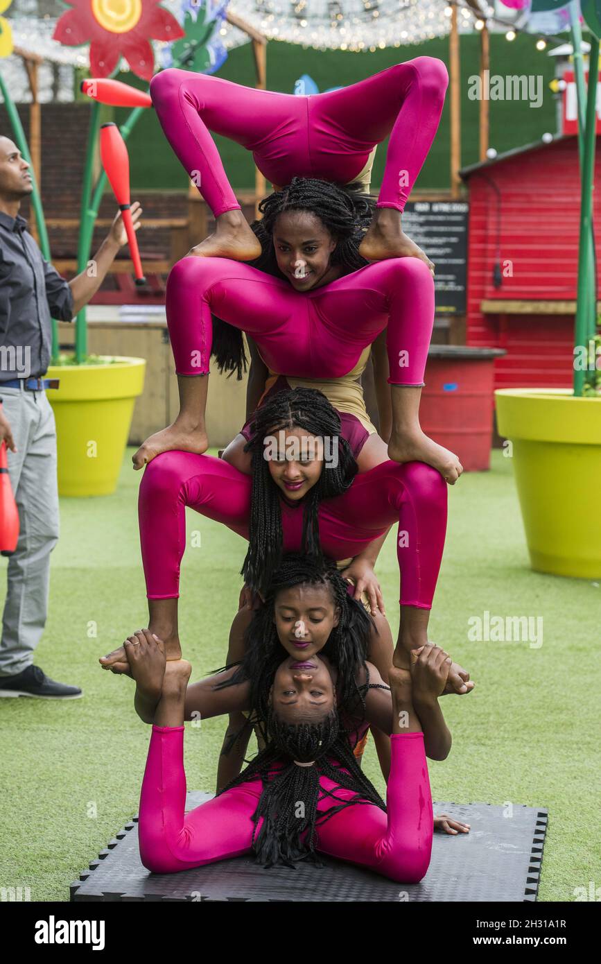 Akrobaten vom Circus Abessinia treten während einer Fotoschau auf dem Underbelly Festival Site auf der Southbank, London. Bilddatum: Dienstag, 10. April 2018. Bildnachweis sollte lauten: David Jensen/EMPICS Entertainment Stockfoto