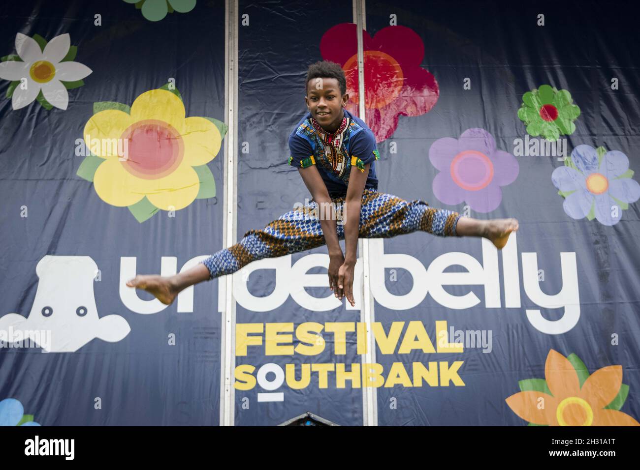 Akrobatin vom Circus Abessinia tritt während einer Fotoschau auf dem Underbelly Festival Site auf der Southbank, London, auf. Bilddatum: Dienstag, 10. April 2018. Bildnachweis sollte lauten: David Jensen/EMPICS Entertainment Stockfoto