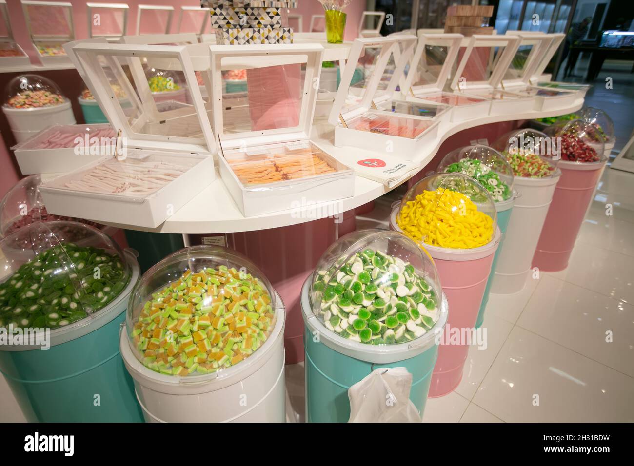 Gelee-Bonbons in Behältern in einem Geschäft. Große Auswahl an Süßigkeiten in verschiedenen Farben. Verkauf von Süßigkeiten. Stockfoto