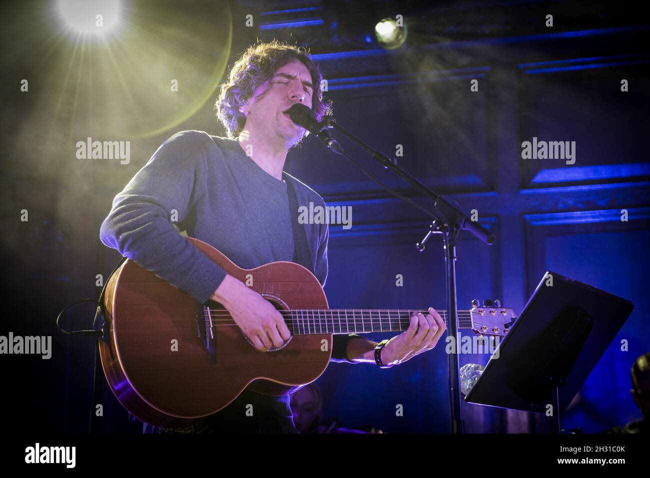 Gary Lightbody von Snow Patrol tritt während der Live-Performance von Snow Patrol bei Absolute Radio in der Porchester Hall, London, auf der Bühne auf. Bilddatum: Montag, 19. November 2018. Bildnachweis sollte lauten: David Jensen/EMPICS Entertainment Stockfoto