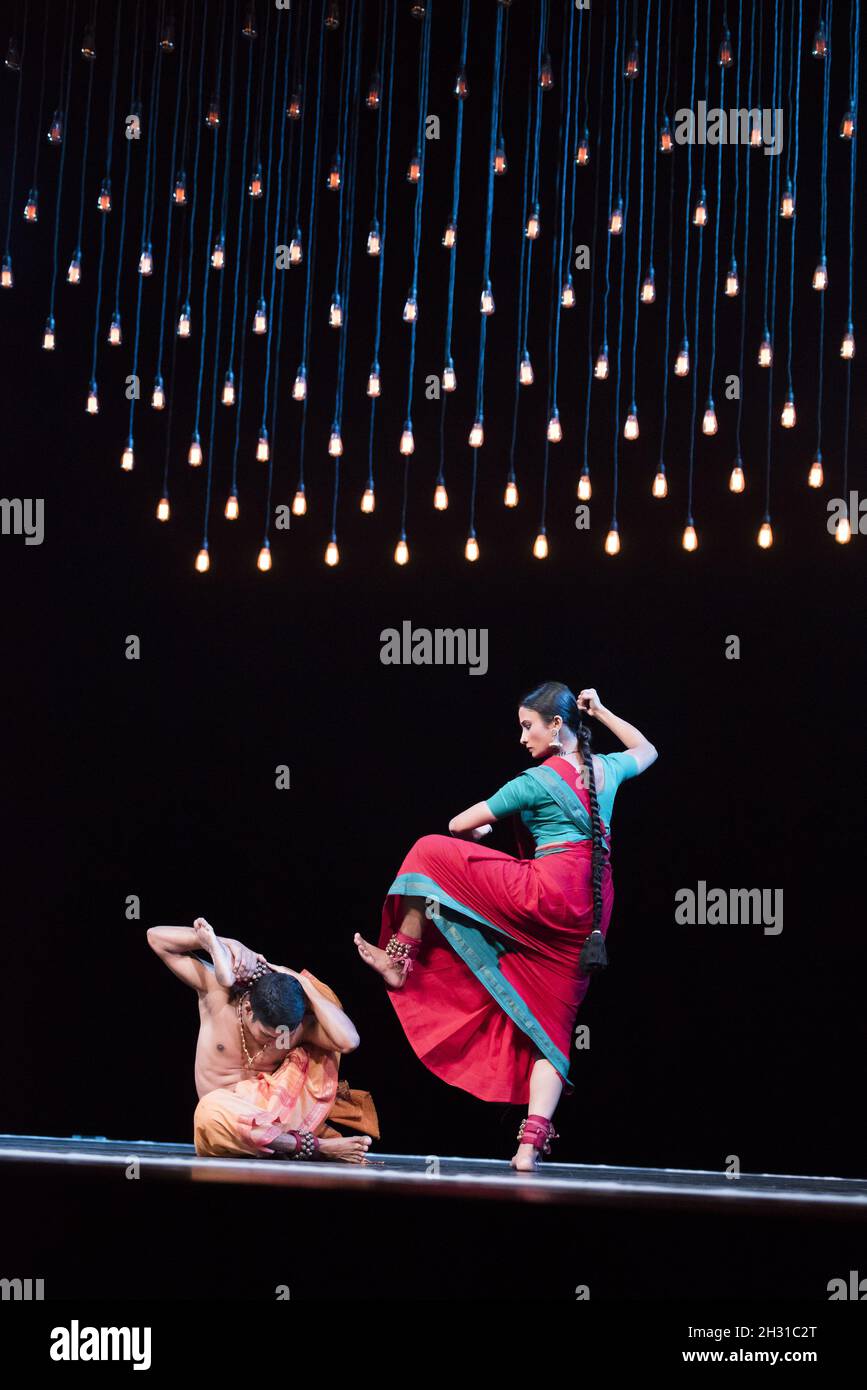 Renjith Babu und Neha Mondal Chakravarty spielen einen Abend von Bharatanatyam im Rahmen des Darbar Festivals in Sadler's Wells London. Bilddatum: Freitag 23rdNovember 2018. Bildnachweis sollte lauten: David Jensen/EMPICS Entertainment Stockfoto