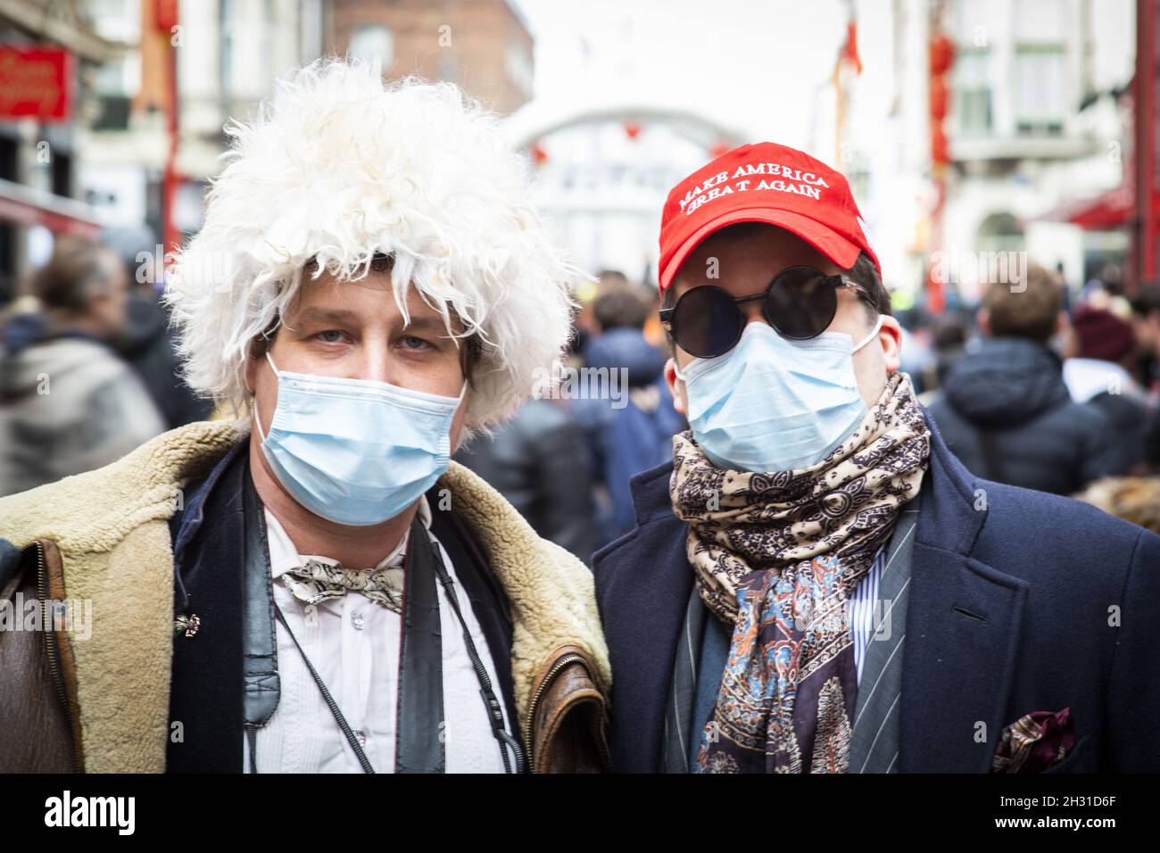Zwei Männer, die Borris Johnson und Donald Trump anhaben, tragen während des chinesischen Neujahrsfestes, China Town, London, Schutzmasken über ihren Gesichtern wegen des Coronavirus-Ausbruchs. Bilddatum: Sonntag, 26. Januar 2020. Bildnachweis sollte lauten: David Jensen/ EMPICS Entertainment Stockfoto