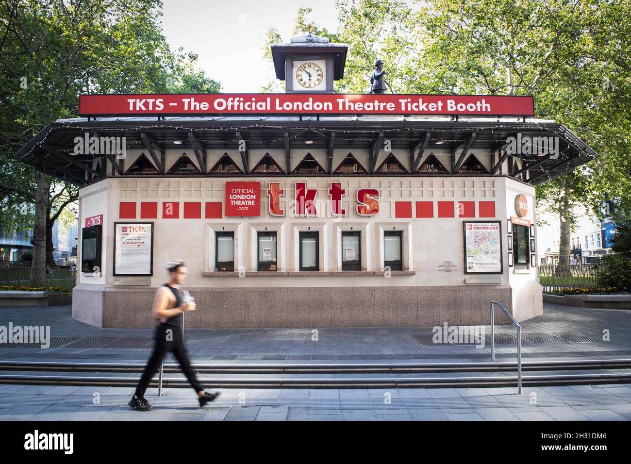 Ein Mitglied der Öffentlichkeit kommt am offiziellen Ticketschalter des Londoner Theaters am Leicester Square vorbei, der wegen der Coronavirus-Pandemie geschlossen ist und wahrscheinlich bald geöffnet wird, wenn sich die Richtlinien der Regierung nicht ändern. Bilddatum: Donnerstag, 25. Juni 2020. Bildnachweis sollte lauten: David Jensen/EMPICS Entertainment Stockfoto