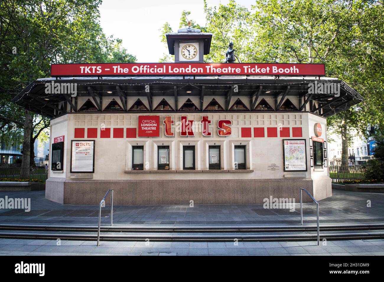 Ein Blick auf den offiziellen Ticketschalter des Londoner Theaters auf dem Leicester Square, der aufgrund der Coronavirus-Pandemie geschlossen ist und wahrscheinlich bald geöffnet wird, wenn sich die Richtlinien der Regierung nicht ändern, London. Bilddatum: Donnerstag, 25. Juni 2020. Bildnachweis sollte lauten: David Jensen/EMPICS Entertainment Stockfoto