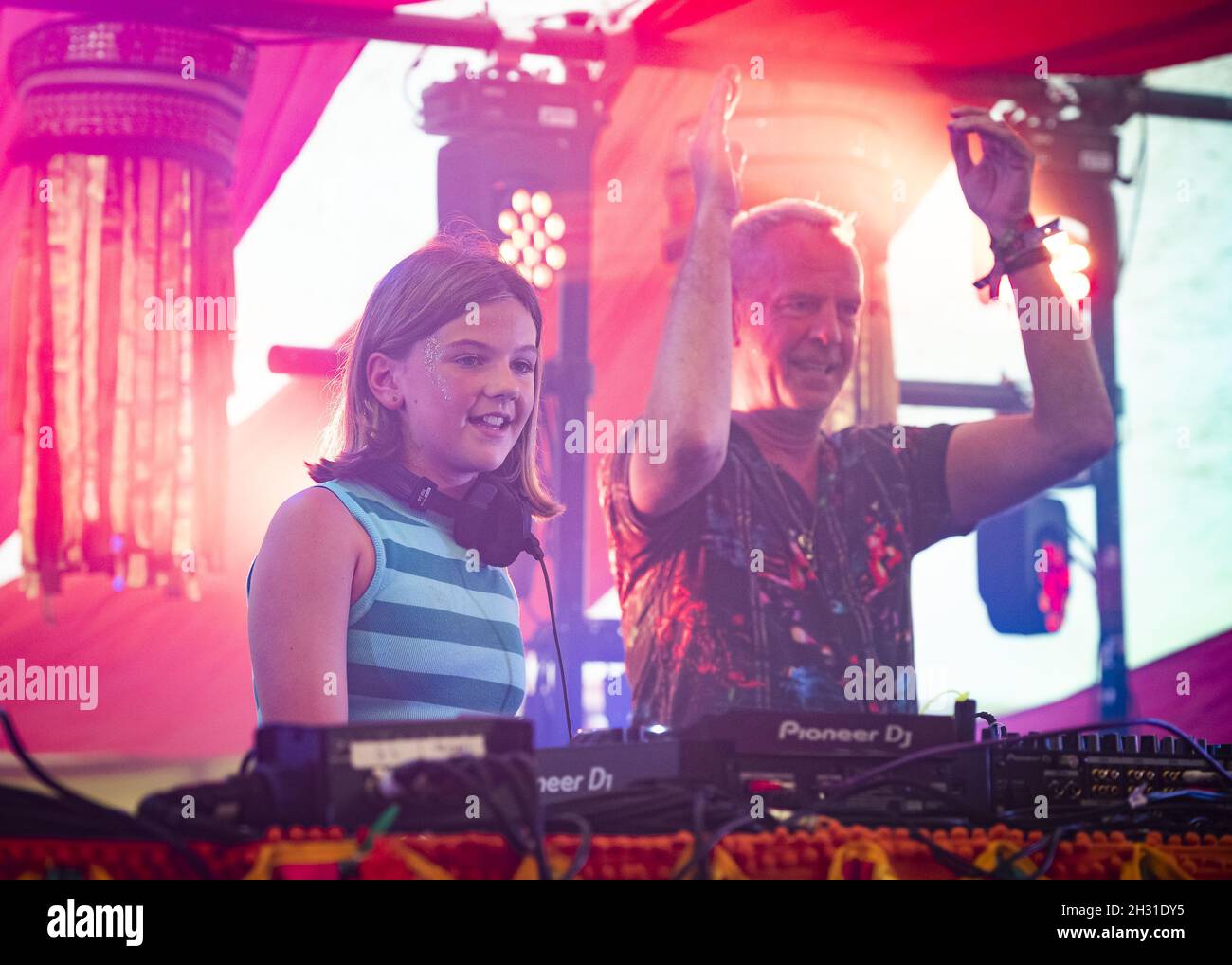 Fat Girl Slim (Nelly Cook) unterstützt von ihrem Vater Fat Boy Slim (Norman Cook) DJ's auf der Bollywood-Bühne im Camp Beestival 2021 im Lulworth Castle - Wareham. Bilddatum: Samstag, 31. Juli 2021. Bildnachweis sollte lauten: David Jensen/EMPICS Entertainment Stockfoto