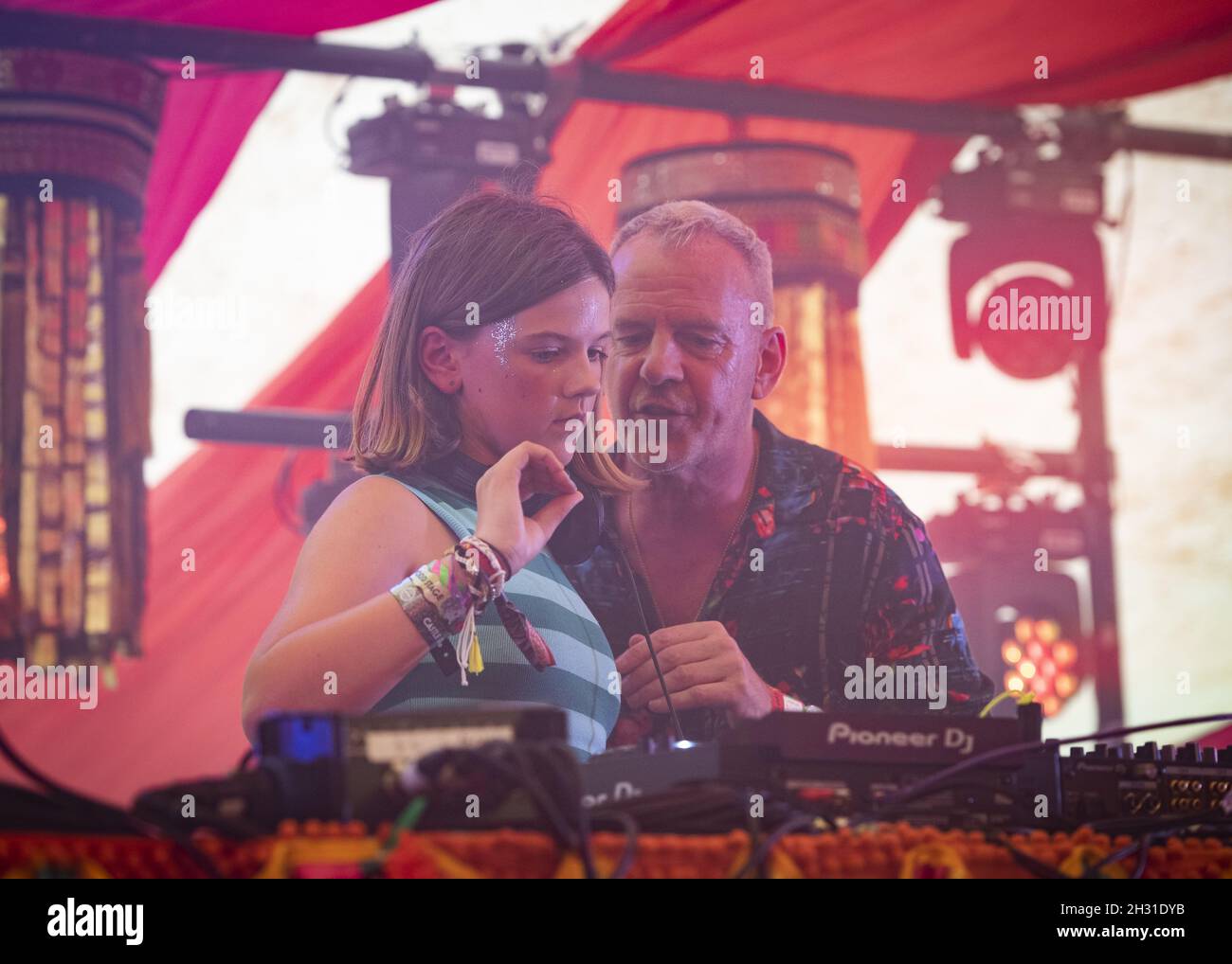 Fat Girl Slim (Nelly Cook) unterstützt von ihrem Vater Fat Boy Slim (Norman Cook) DJ's auf der Bollywood-Bühne im Camp Beestival 2021 im Lulworth Castle - Wareham. Bilddatum: Samstag, 31. Juli 2021. Bildnachweis sollte lauten: David Jensen/EMPICS Entertainment Stockfoto