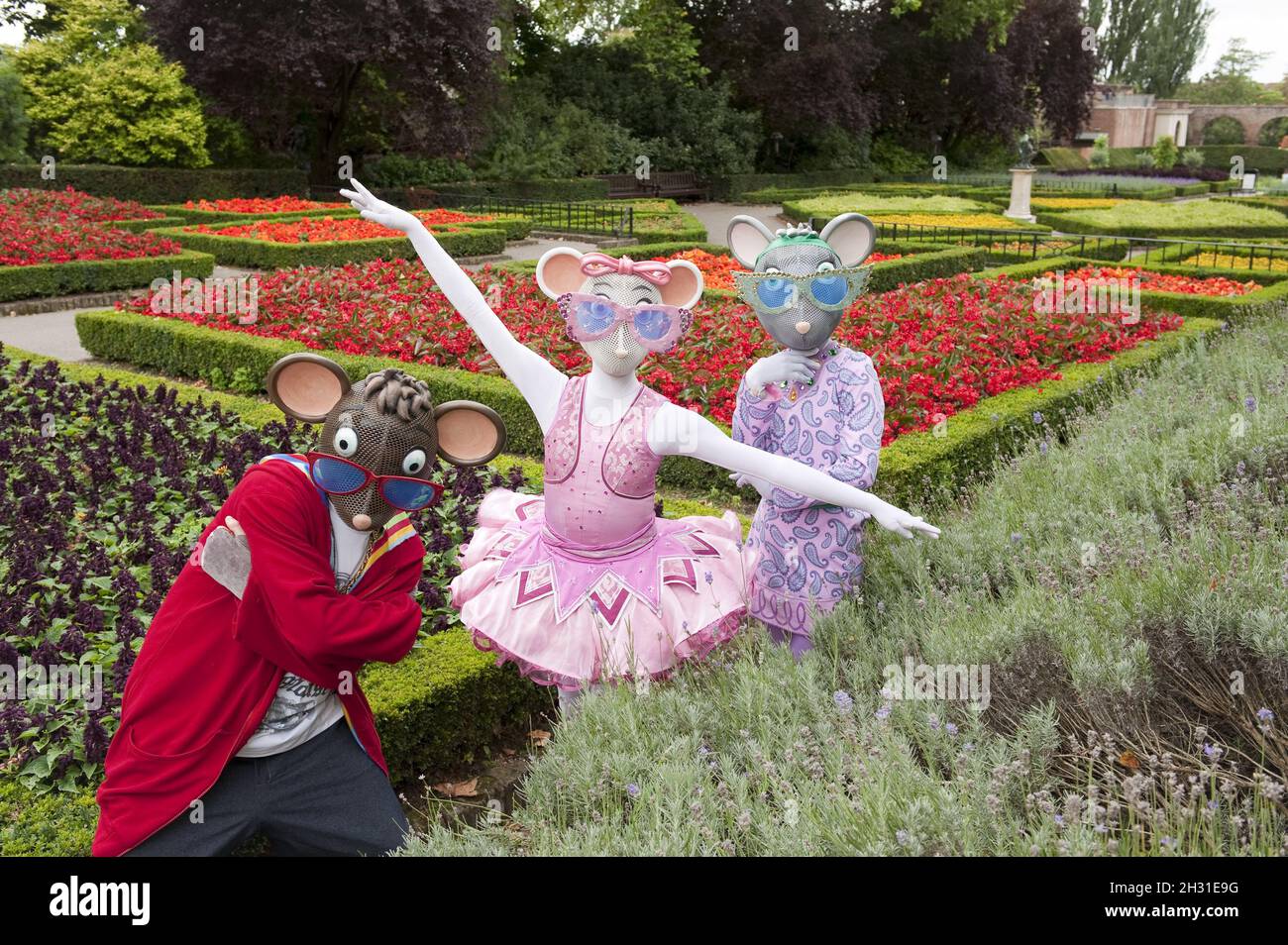 Angelina Ballerina, AJ the Hip Hop Mouse und Miss Mimi nehmen sich von ihren Auftritten im Holland Park Opera eine Auszeit, um ein Picknick zu machen. Stockfoto