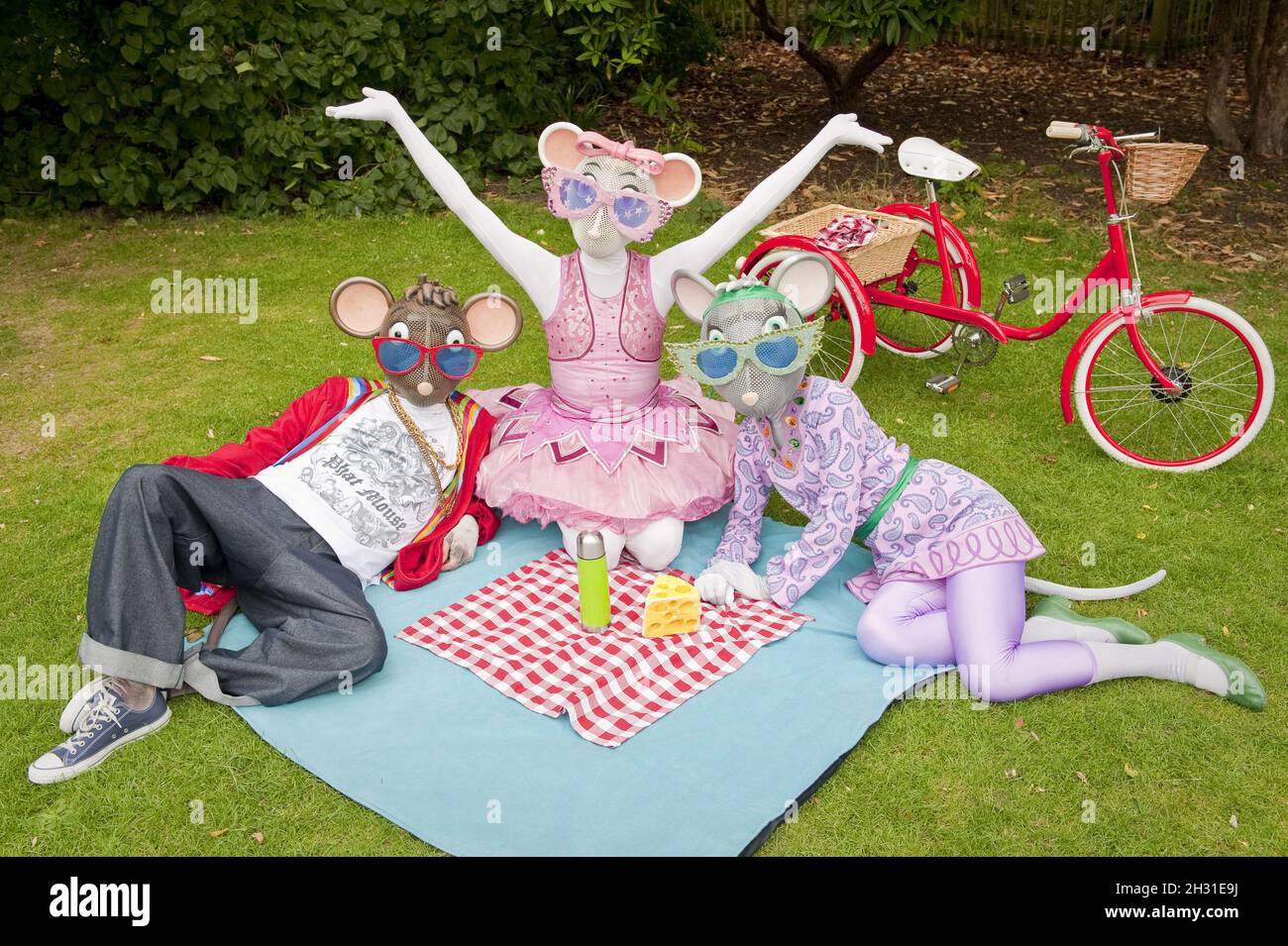 Angelina Ballerina, AJ the Hip Hop Mouse und Miss Mimi nehmen sich von ihren Auftritten im Holland Park Opera eine Auszeit, um ein Picknick zu machen. Stockfoto